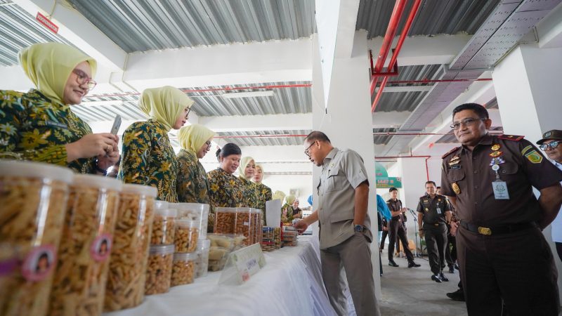 Gubernur Suhardi Duka Buka Gerakan Pasar Murah di Kejati Sulbar