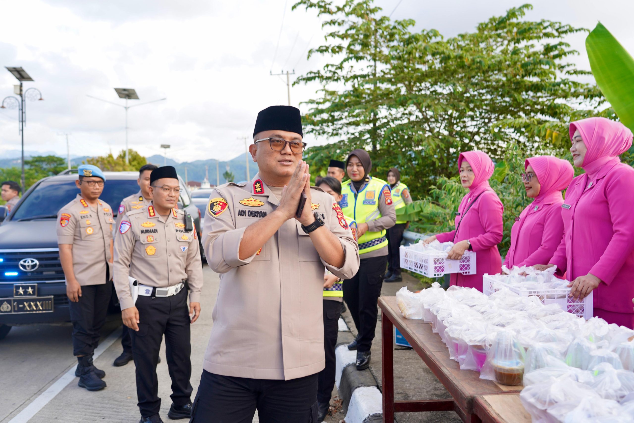 Kapolda Sulbar Bersama Bhayangkari Bagikan Paket Takjil, Sentuhan Kasih Berkah Ramadan