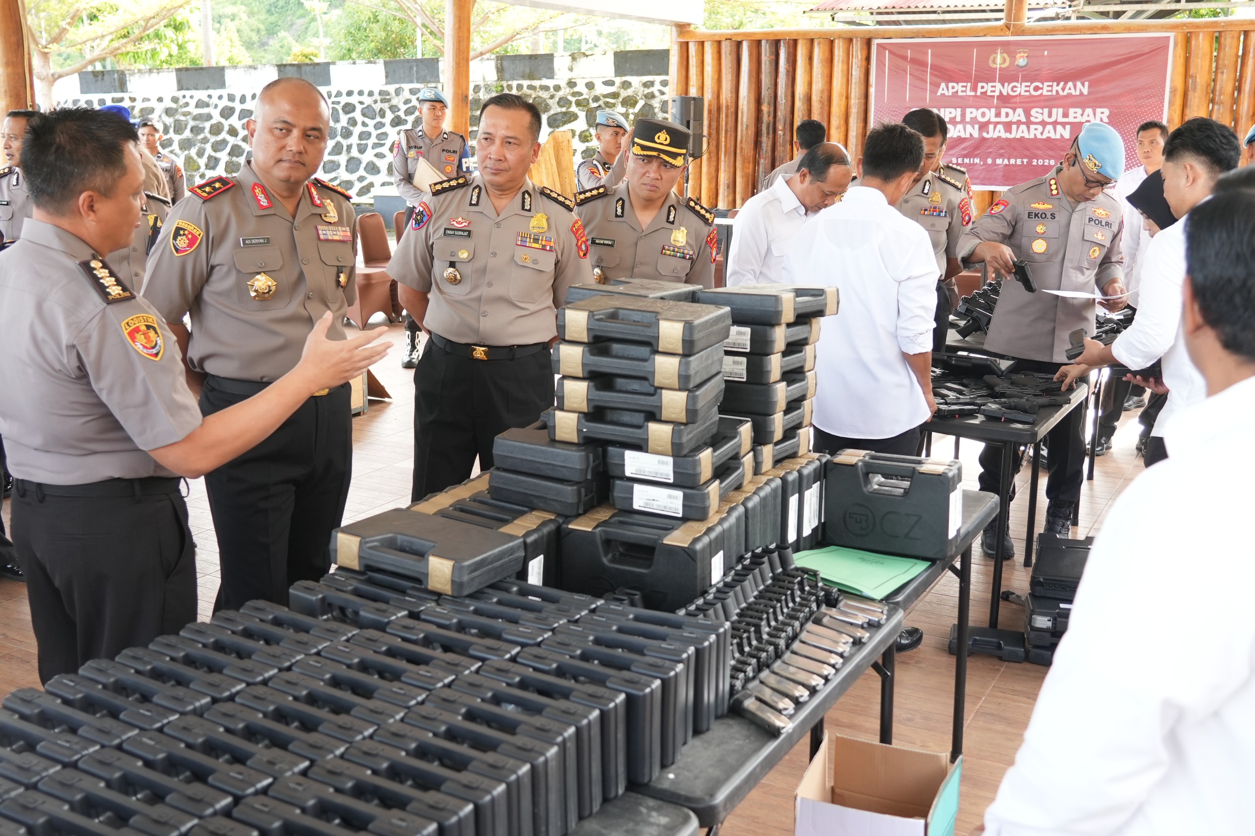 Penggunaan Harus Sesuai Aturan, Kapolda Sulbar Cek Serentak Senpi Organik Seluruh Personel
