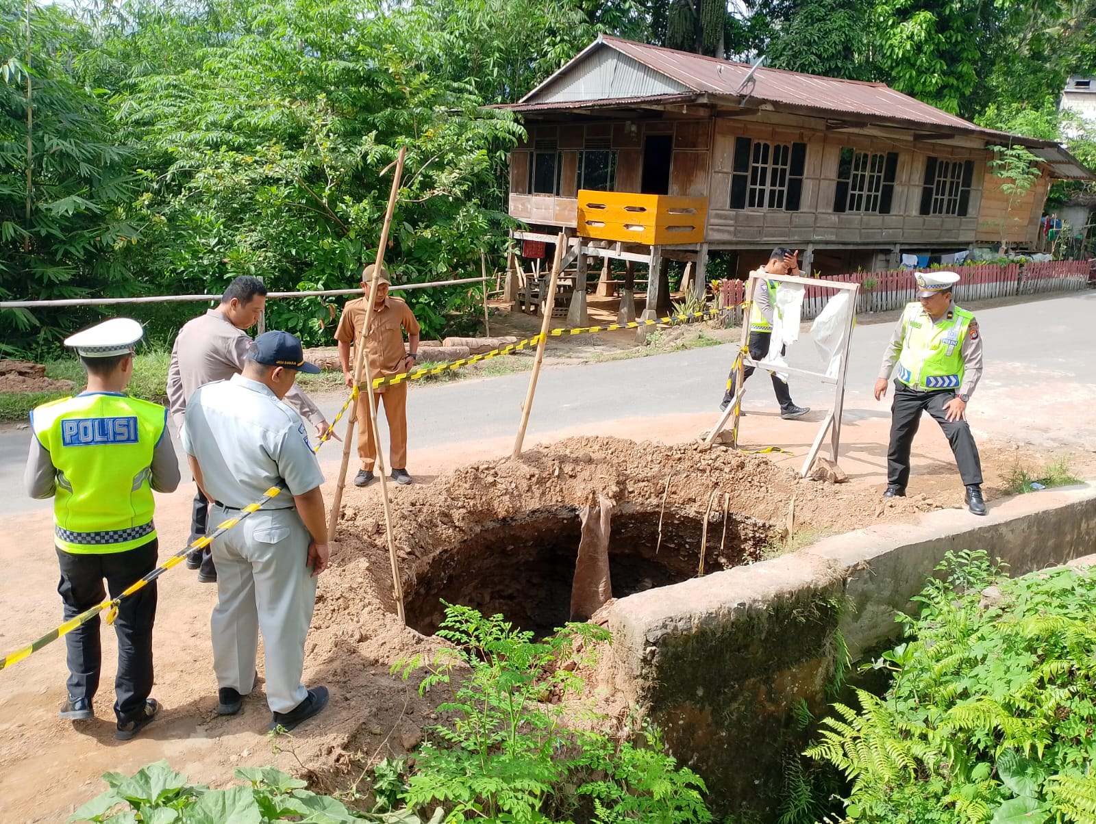 Cegah Kecelakaan, Ditlantas Polda Sulbar Survei Jalan Rusak di Majene dan Polman