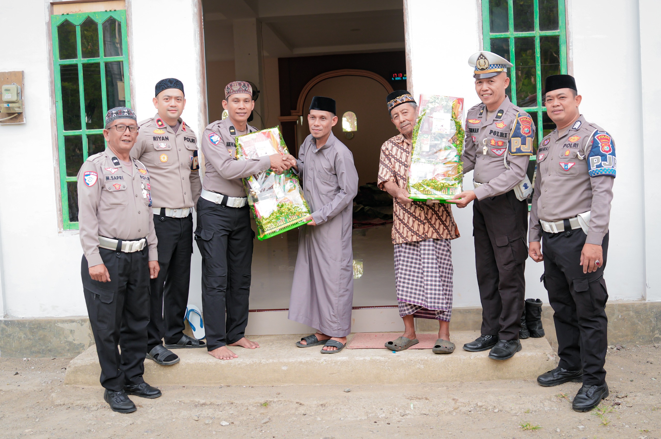 Ramadan Penuh Berkah: PJR Ditlantas Polda Sulbar Gelar Bakti Sosial