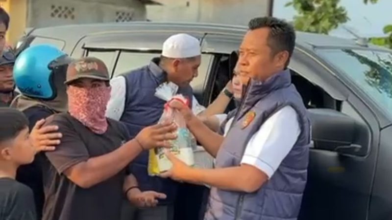 Ditkrimsus Polda Sulawesi Barat Bagikan Takjil dan Parcel Sembako
