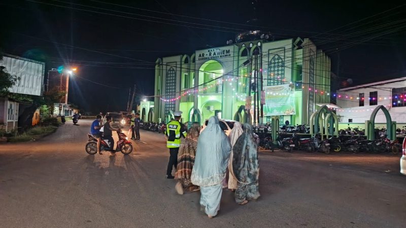 Ibadah Tarwih, Ditlantas Polda Sulbar Sigap Berikan Perlindungan dan Atur Lalu Lintas