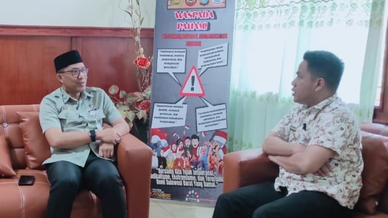 Gandeng Densus 88, Kesbangpol Sulbar Pasang Banner Anti Radikalisme di Majene