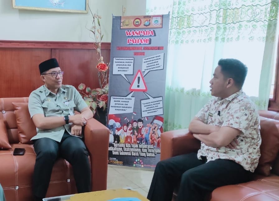 Gandeng Densus 88, Kesbangpol Sulbar Pasang Banner Anti Radikalisme di Majene