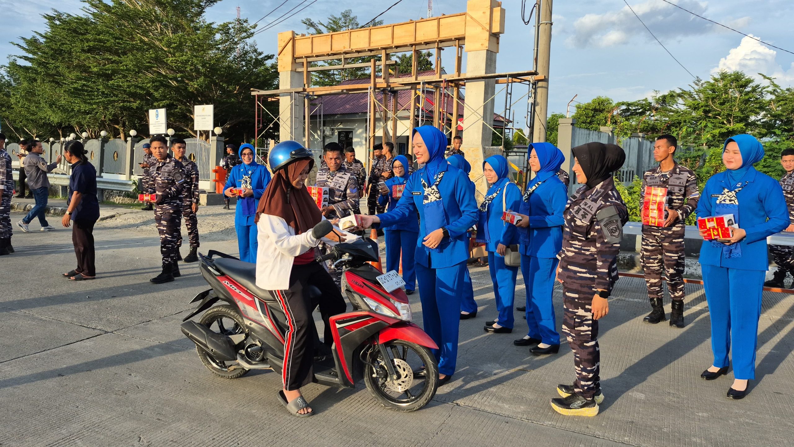 Hangatkan Ramadan, Jalasenastri Lanal Mamuju Bagikan Takjil untuk Pengendara
