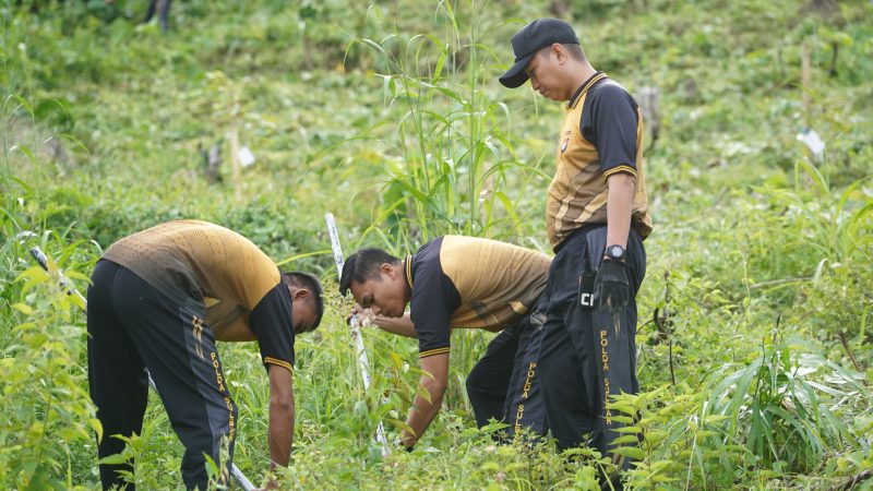 Peduli Lingkungan, Polda Sulbar Gelar Kerja Bakti dan Tanam Pohon