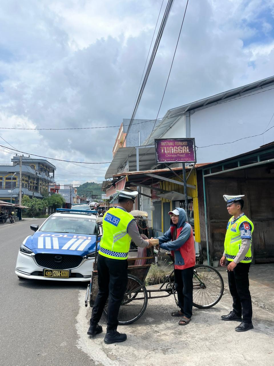 Ditlantas Polda Sulbar Bagikan Makanan Gratis Sasar Ojol, Tukang Becak dan Tukang Parkir