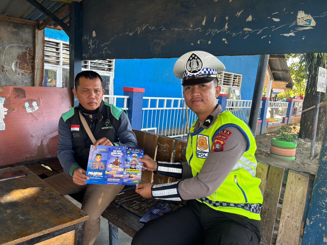 Sosialisasi Masif Keselamatan, Ditlantas Polda Sulbar Bagikan Leaflet dan Edukasi Pengguna Jalan