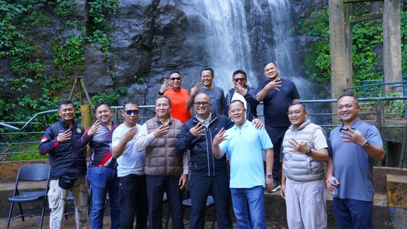 Kapolda Sulbar Bareng PJU Jelajahi Keindahan Air Terjun Tamasapi