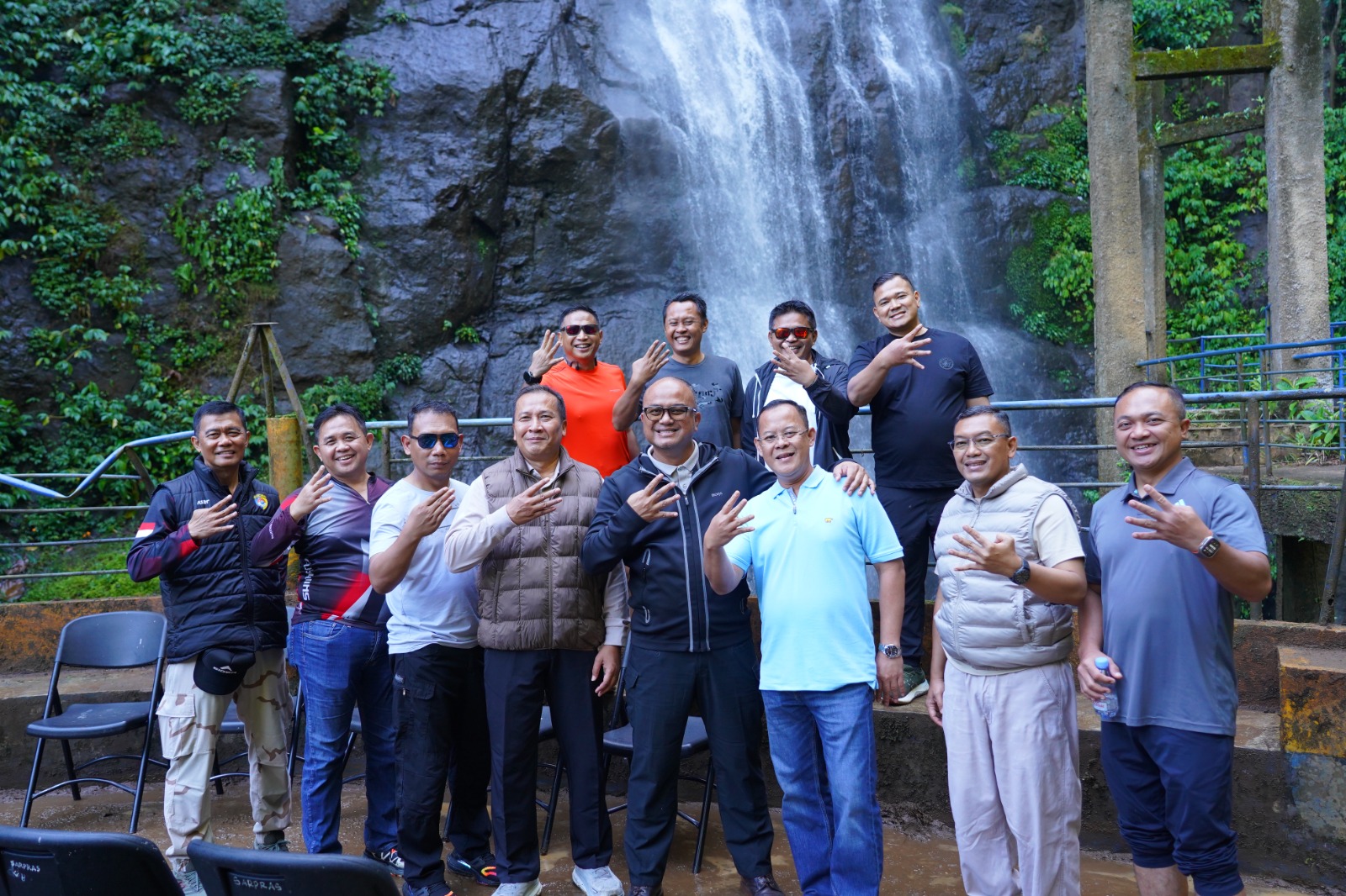 Kapolda Sulbar Bareng PJU Jelajahi Keindahan Air Terjun Tamasapi