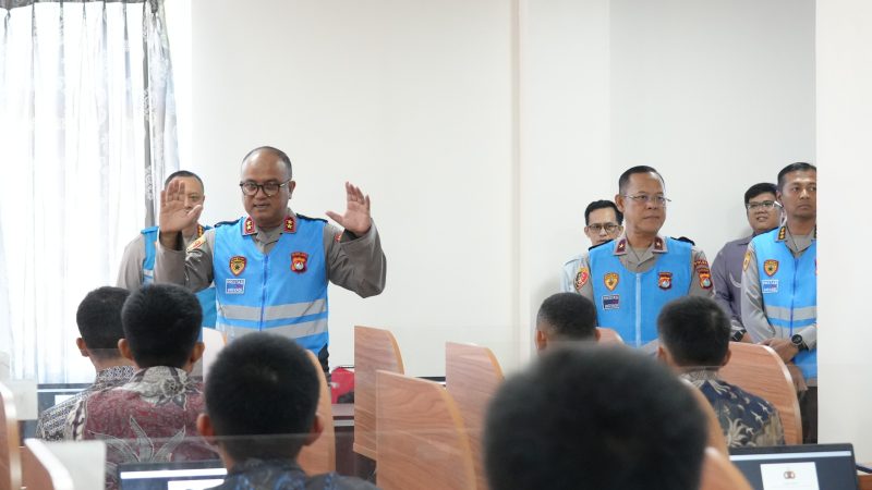 Tegaskan Seleksi Bersih dan Transparan, Kapolda Sulbar Tinjau Langsung Tes CAT Psikologi