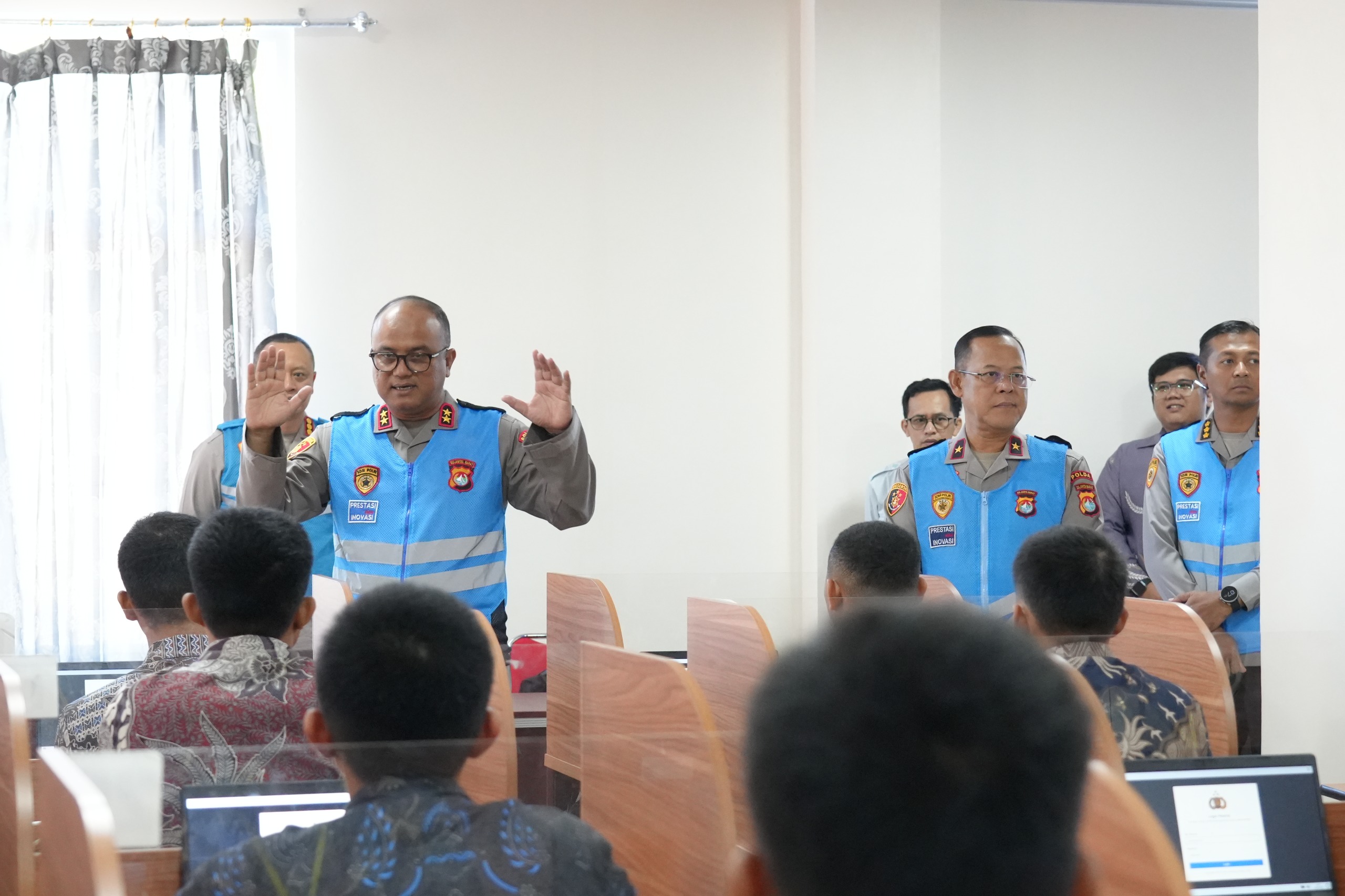 Tegaskan Seleksi Bersih dan Transparan, Kapolda Sulbar Tinjau Langsung Tes CAT Psikologi