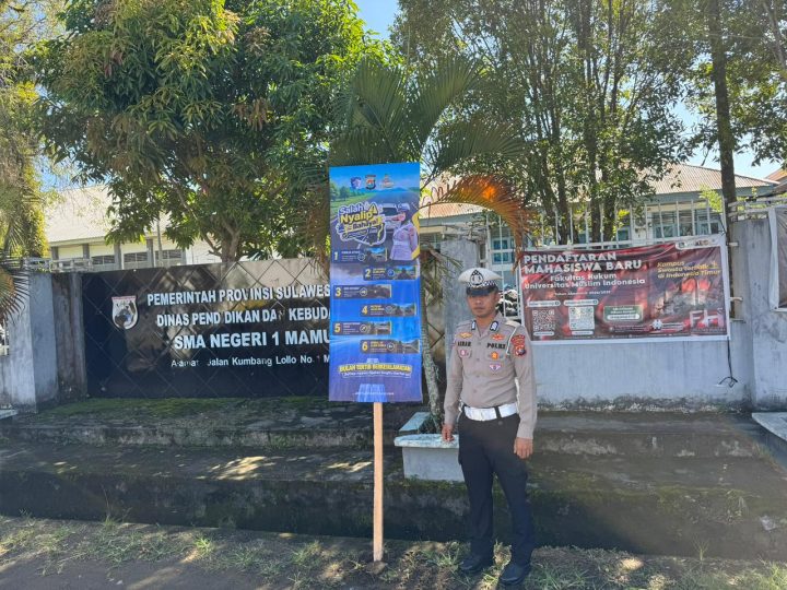 Wujudkan Keselamatan Berlalu Lintas, Ditlantas Polda Sulbar Pasang Banner Himbauan