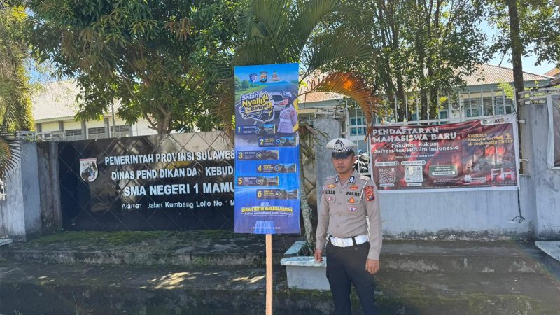 Wujudkan Keselamatan Berlalu Lintas, Ditlantas Polda Sulbar Pasang Banner Himbauan