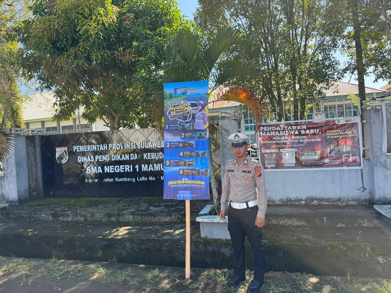 Wujudkan Keselamatan Berlalu Lintas, Ditlantas Polda Sulbar Pasang Banner Himbauan