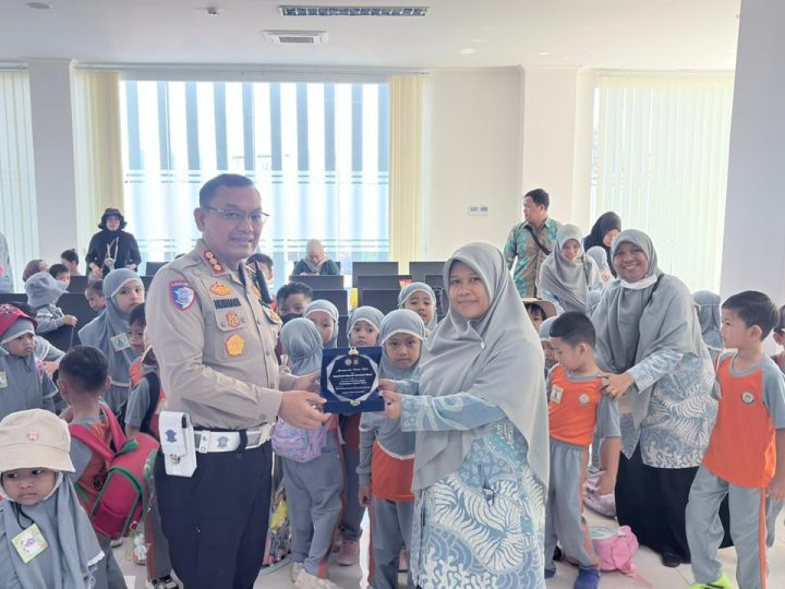 Polisi Sahabat Anak, Ditlantas Polda Sulbar Tanamkan Budaya Tertib Lalu Lintas Sejak Dini