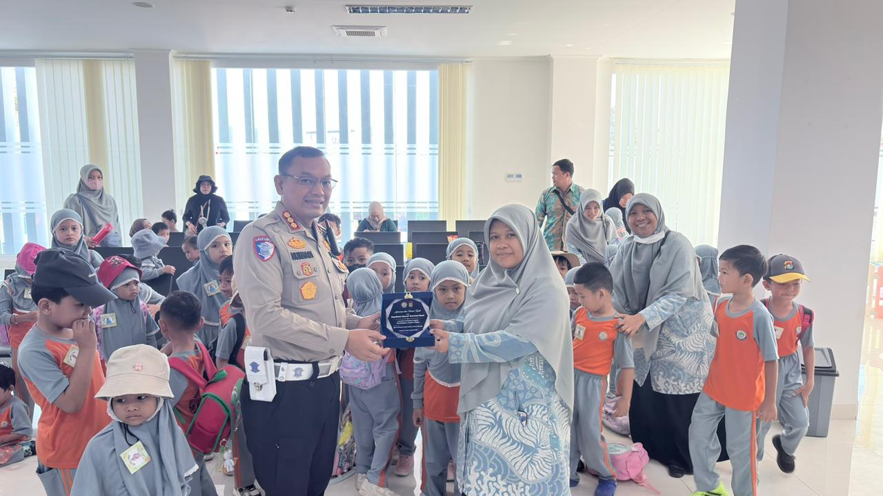 Polisi Sahabat Anak, Ditlantas Polda Sulbar Tanamkan Budaya Tertib Lalu Lintas Sejak Dini