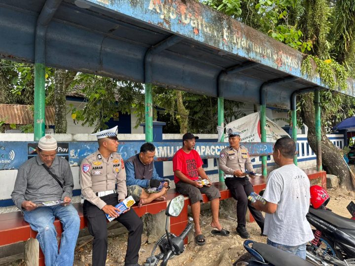 Ditlantas Polda Sulbar Perkuat Pemahaman Tertib Berlalu Lintas Lewat Pembagian Leaflet