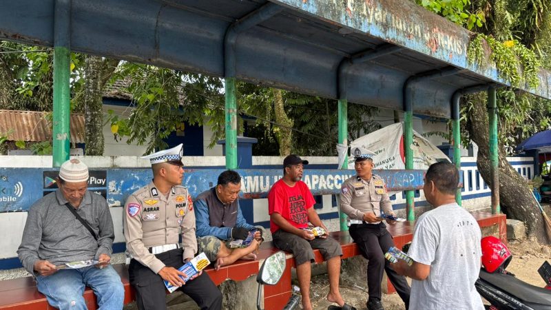 Ditlantas Polda Sulbar Perkuat Pemahaman Tertib Berlalu Lintas Lewat Pembagian Leaflet
