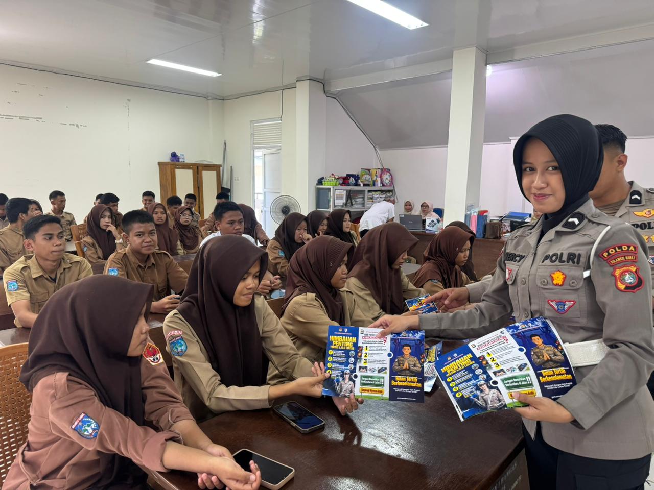 Ditlantas Polda Sulbar Sasar Pelajar, Sosialisasikan Keselamatan Berlalu Lintas di SMKN 1 Rangas