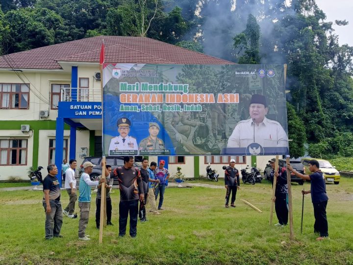 Satpol PP dan Damkar Sulbar Kerja Bakti Serentak Dukung Gerakan Indonesia ASRI