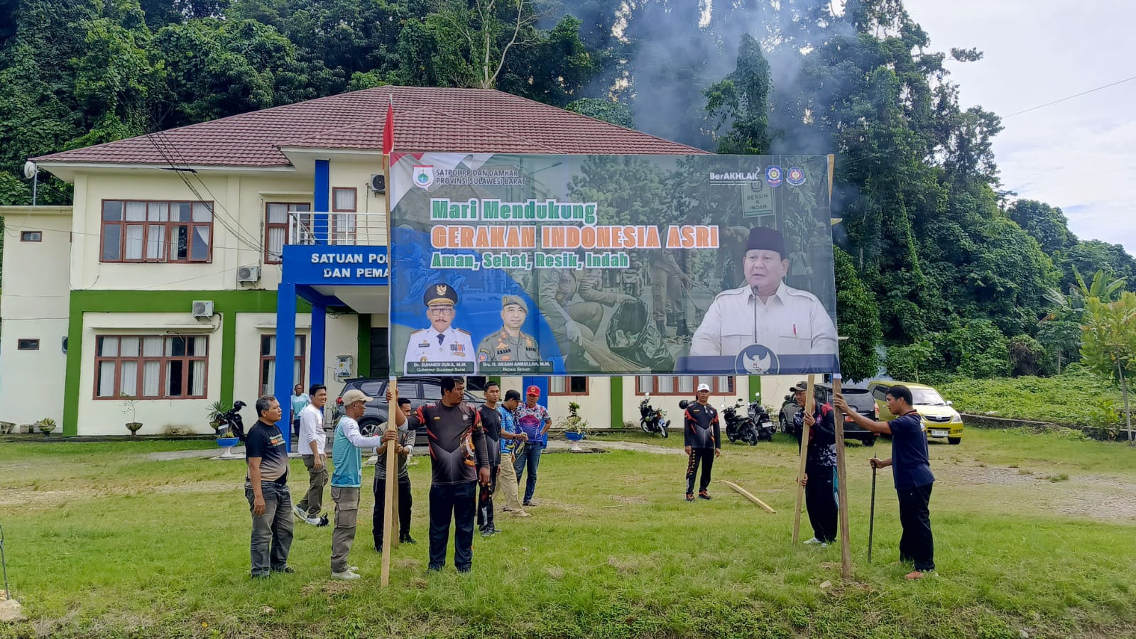 Satpol PP dan Damkar Sulbar Kerja Bakti Serentak Dukung Gerakan Indonesia ASRI