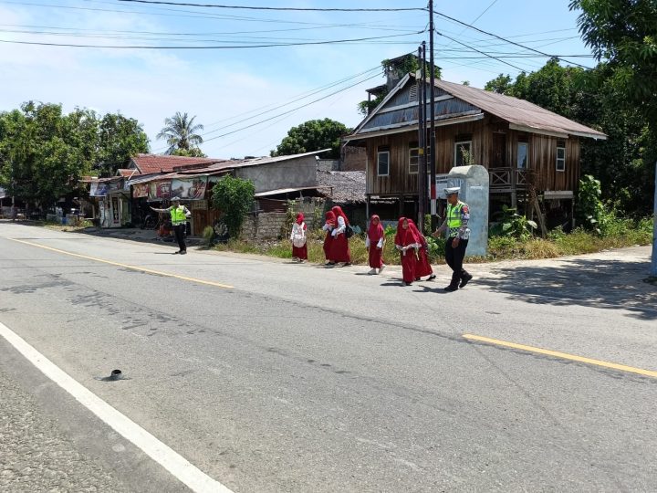 Jaga Keamanan dan Ketertiban, Polantas Polda Sulbar Lakukan Pengaturan dan Edukasi Lalu Lintas