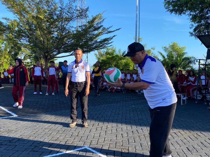 Semarak Hari Bhayangkara dan Satu Dekade Polda Sulbar, Kapolda Buka Turnamen Bola Voli Antar Satker