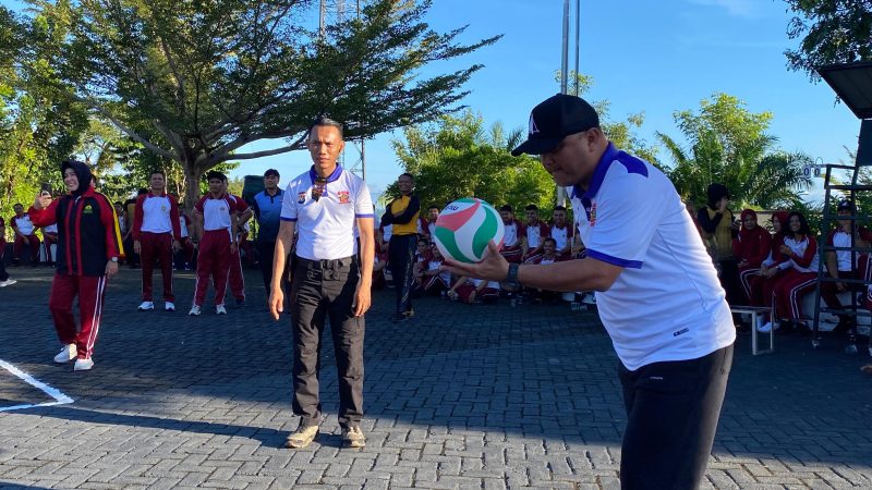 Semarak Hari Bhayangkara dan Satu Dekade Polda Sulbar, Kapolda Buka Turnamen Bola Voli Antar Satker
