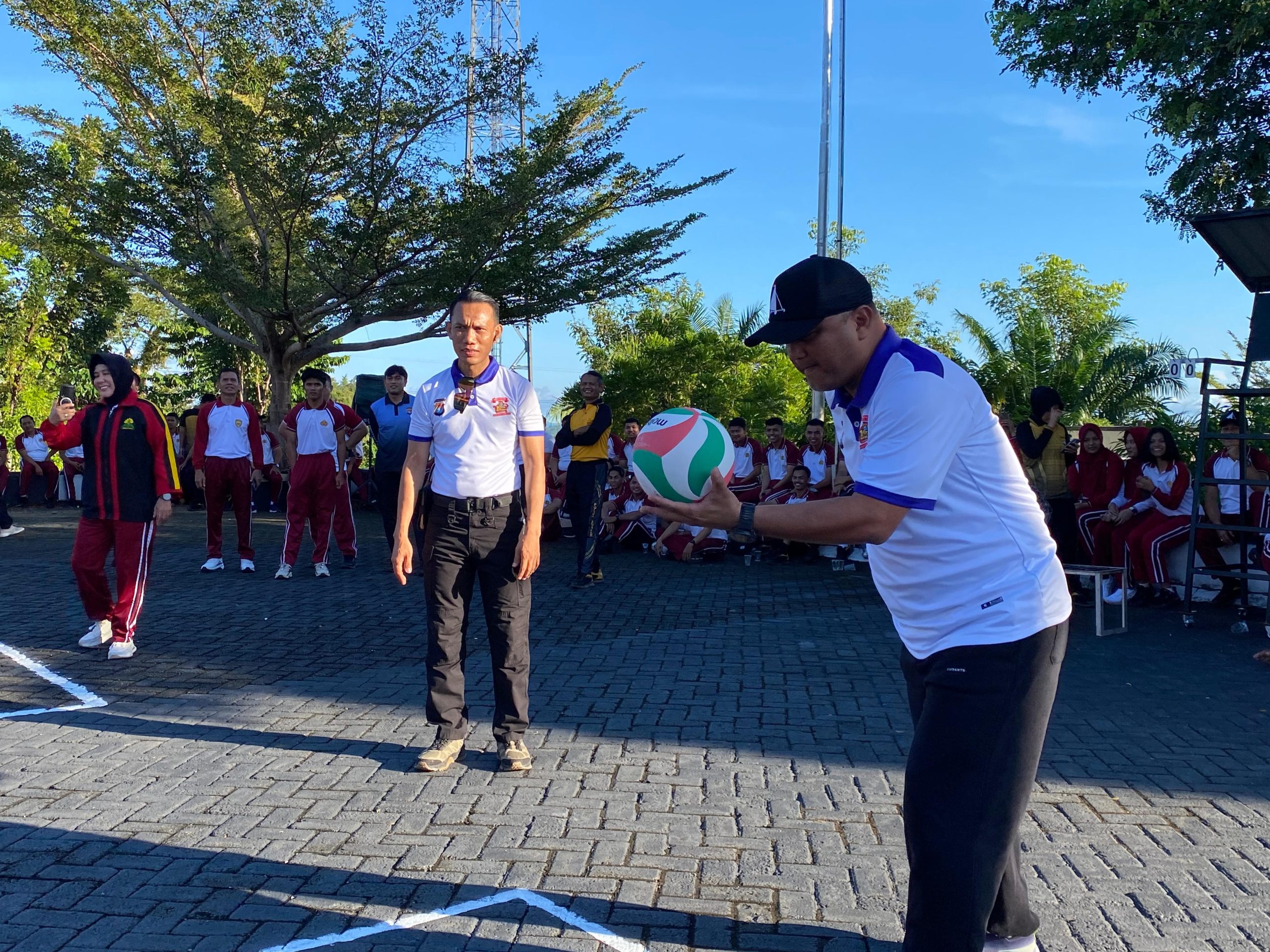 Semarak Hari Bhayangkara dan Satu Dekade Polda Sulbar, Kapolda Buka Turnamen Bola Voli Antar Satker