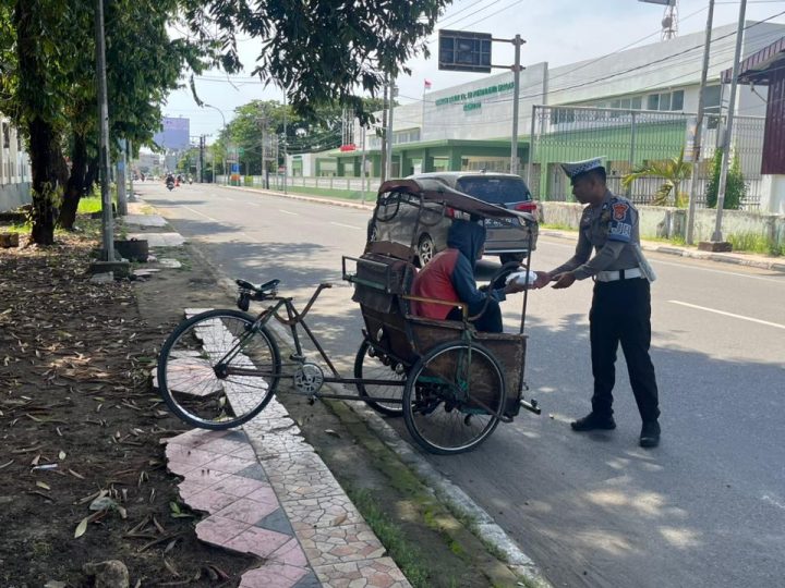 Ditlantas Polda Sulbar Hadir untuk Masyarakat melalui Aksi Sosial Jumat Berkah
