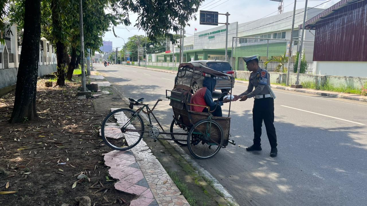 Ditlantas Polda Sulbar Hadir untuk Masyarakat melalui Aksi Sosial Jumat Berkah