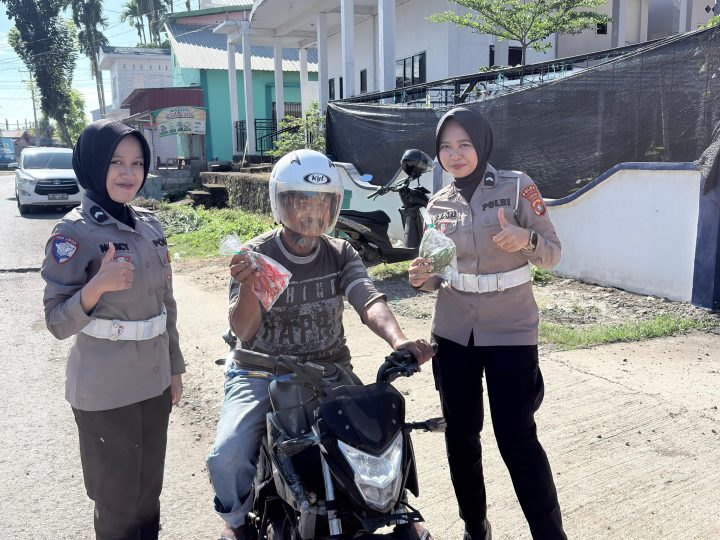 Pengendara Tertib di Mamuju Dapat Hadiah Sayuran Segar Hasil Kebun Ditlantas Polda Sulbar