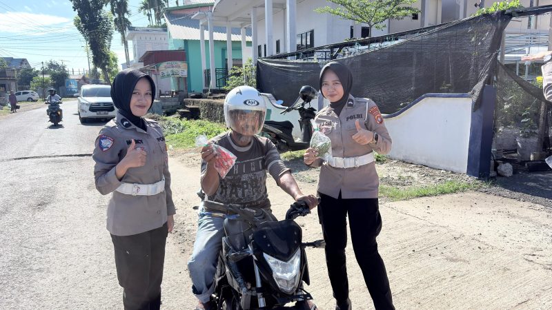 Pengendara Tertib di Mamuju Dapat Hadiah Sayuran Segar Hasil Kebun Ditlantas Polda Sulbar