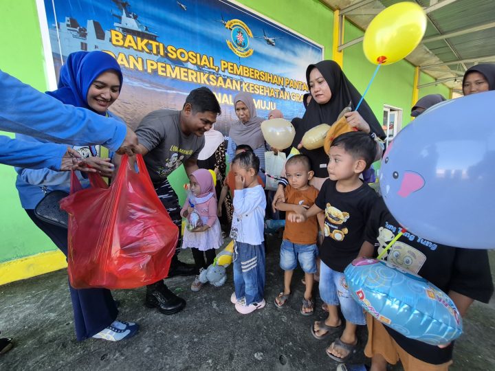 Peduli Lingkungan dan Kesehatan, Jalasenastri Gelar Bakti Sosial di Pesisir Mamuju