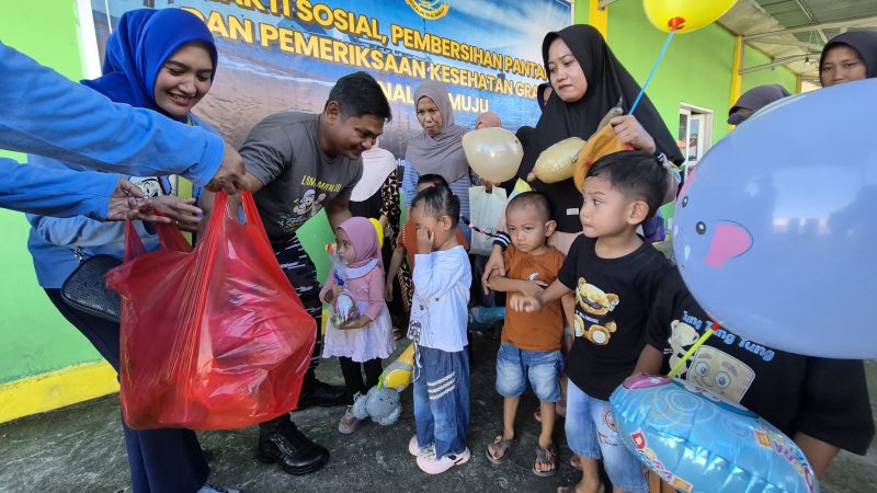 Peduli Lingkungan dan Kesehatan, Jalasenastri Gelar Bakti Sosial di Pesisir Mamuju