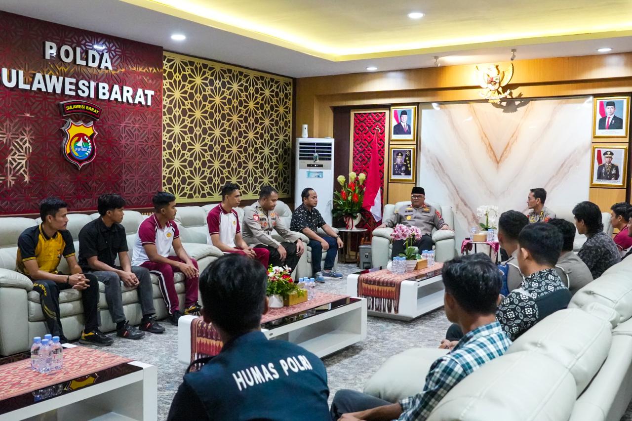 Kapolda Sulbar Lepas Tim Sepak Bola Bhayangkara, Targetkan Prestasi dengan Cara Bermartabat