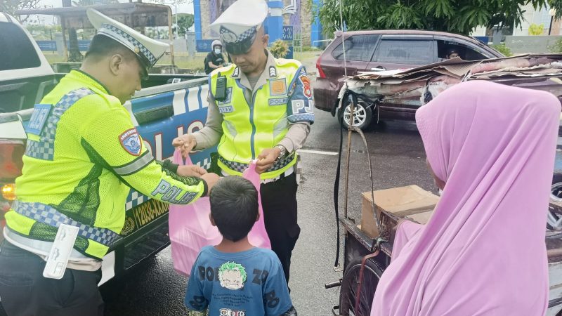Ditlantas Polda Sulbar Berbagi Paket Makanan Gratis untuk Pekerja Jalanan dan Pengguna Jalan