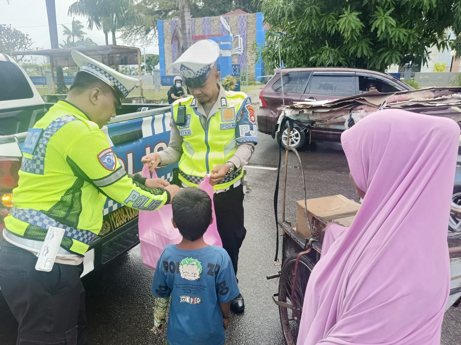 Ditlantas Polda Sulbar Berbagi Paket Makanan Gratis untuk Pekerja Jalanan dan Pengguna Jalan