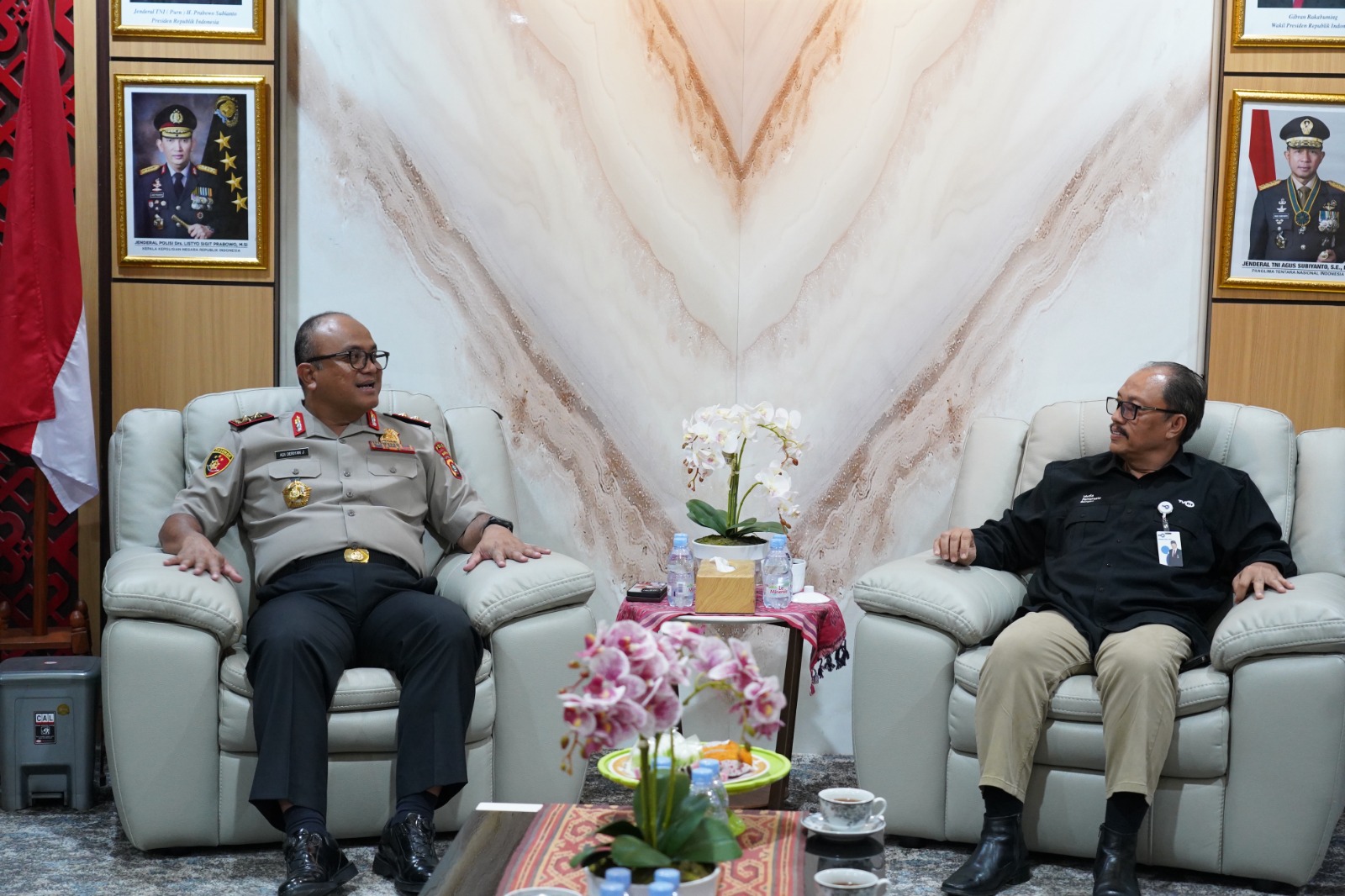 Kapolda Sulbar Bahas Keamanan Daerah dan Nobar Piala Dunia Legal Bersama TVRI