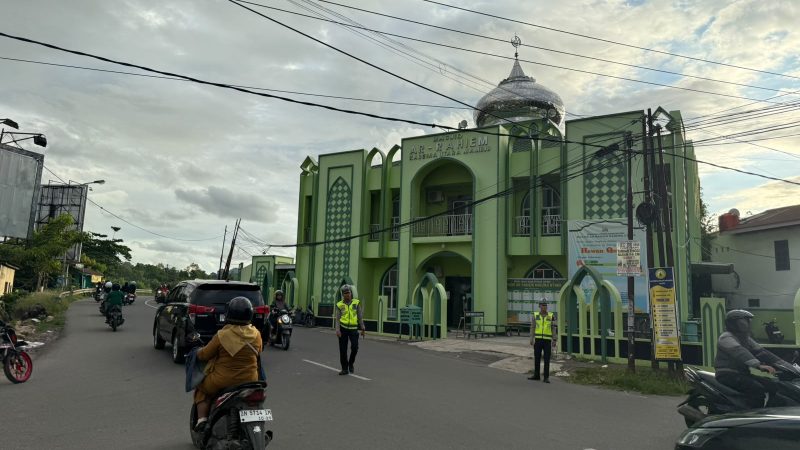 Humanis dan Sigap, Ditlantas Polda Sulbar Bantu Pengendara dan Pejalan Kaki di Tengah Kepadatan