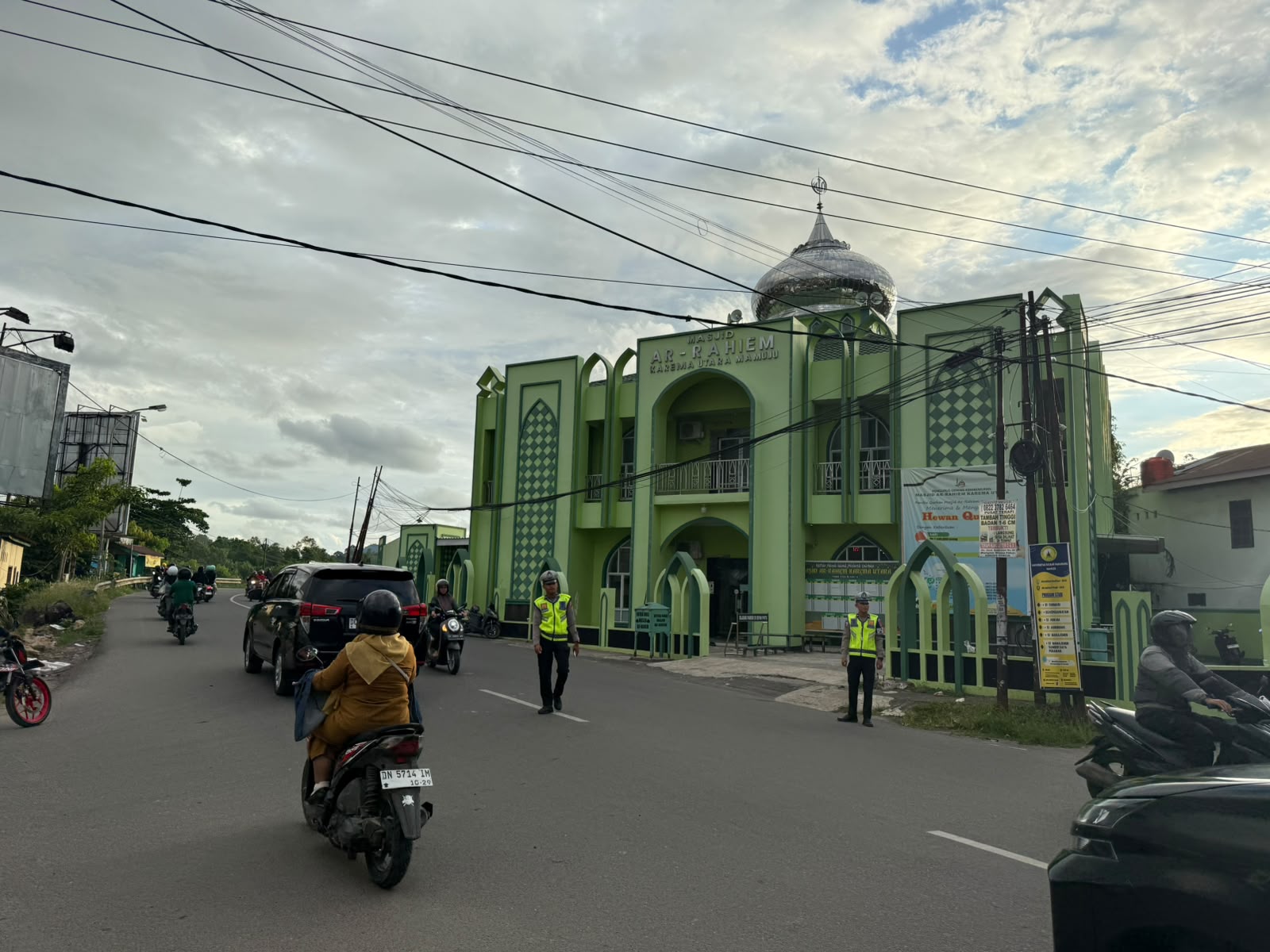 Humanis dan Sigap, Ditlantas Polda Sulbar Bantu Pengendara dan Pejalan Kaki di Tengah Kepadatan