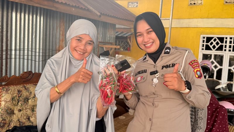Lewat Polantas Menyapa, Ditlantas Polda Sulbar Beri Sayur Gratis bagi Pengguna Jalan yang Taat Aturan