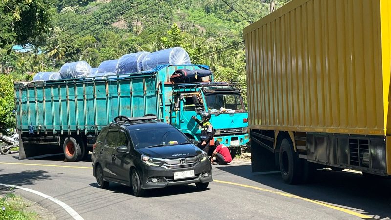 Patroli Humanis PJR Polda Sulbar, Atasi Kendaraan Mogok dan Beri Pelayanan kepada Anak Sekolah
