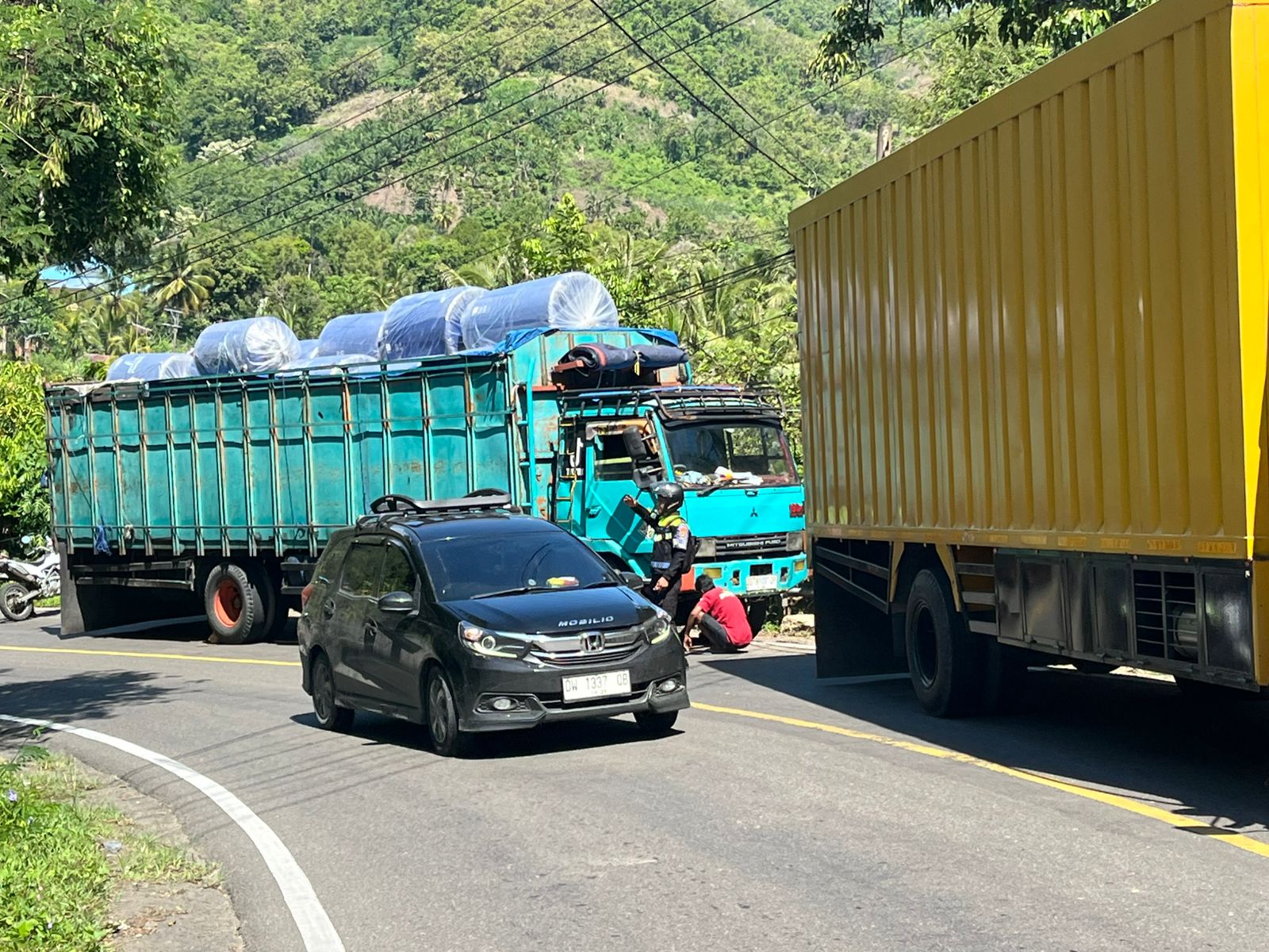 Patroli Humanis PJR Polda Sulbar, Atasi Kendaraan Mogok dan Beri Pelayanan kepada Anak Sekolah