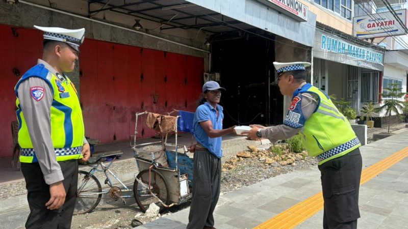 Bangun Kedekatan dengan Masyarakat, Ditlantas Polda Sulbar Gelar Aksi Berbagi Makanan Gratis