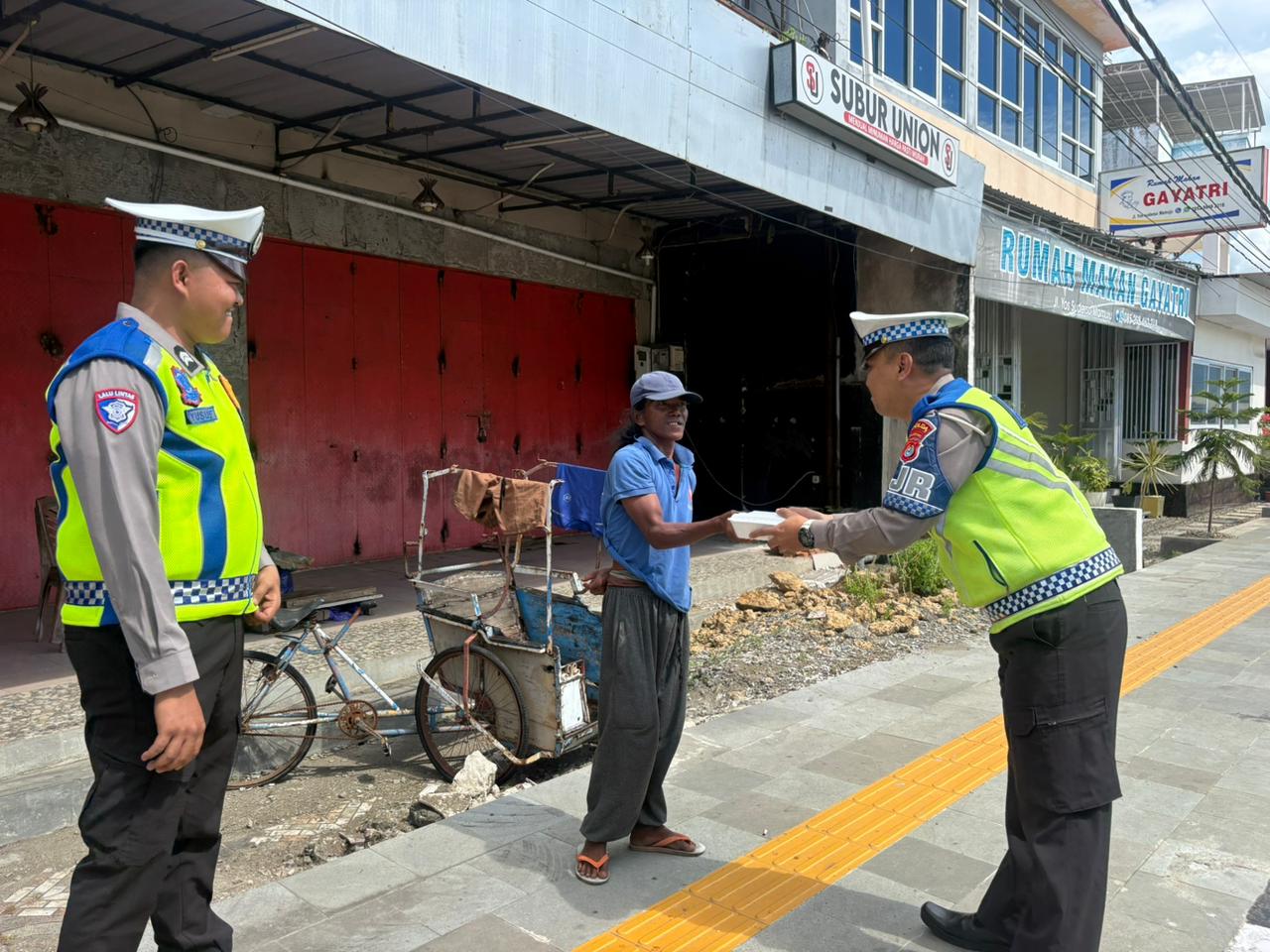 Bangun Kedekatan dengan Masyarakat, Ditlantas Polda Sulbar Gelar Aksi Berbagi Makanan Gratis