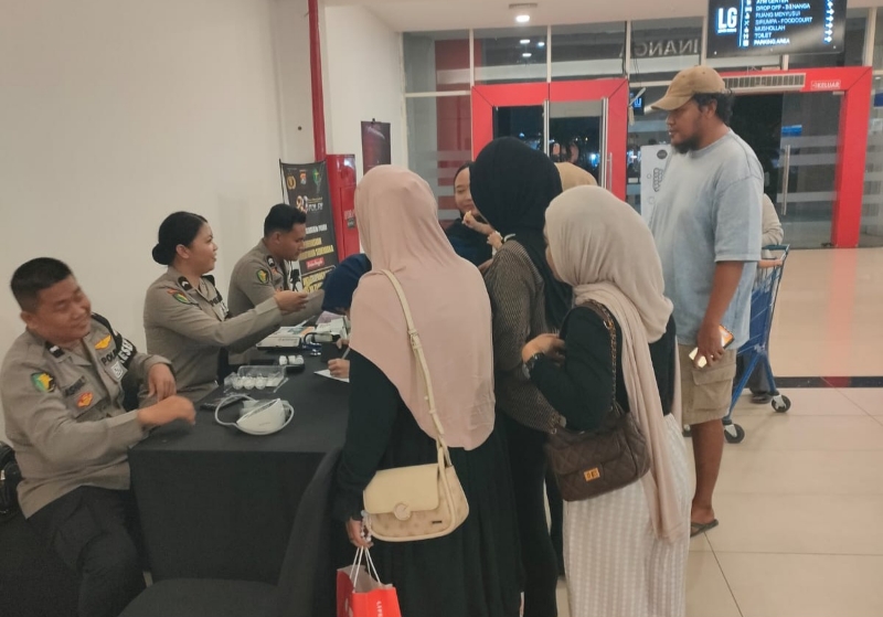 Bakti Kesehatan HUT Bhayangkara Biddokkes Polda Sulbar, Ratusan Pengunjung Matos Periksa Kesehatan Gratis