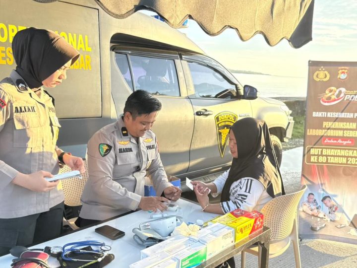 Warga Antusias Manfaatkan Layanan Kesehatan Gratis Bid Dokkes Polda Sulbar di Car Free Day